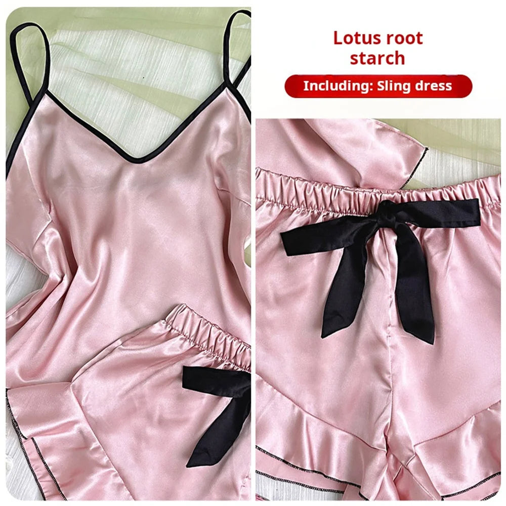 Satin-Pyjama-Set mit V-Ausschnitt, Rüschen und Schleifen-Shorts – schlicht, luftig und ideal für gemütliche Nächte zu Hause.