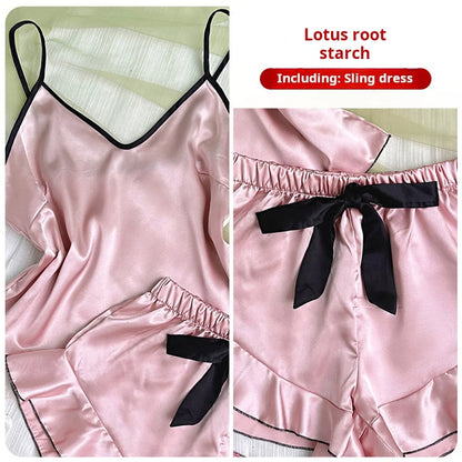 Satin-Pyjama-Set mit V-Ausschnitt, Rüschen und Schleifen-Shorts – schlicht, luftig und ideal für gemütliche Nächte zu Hause.