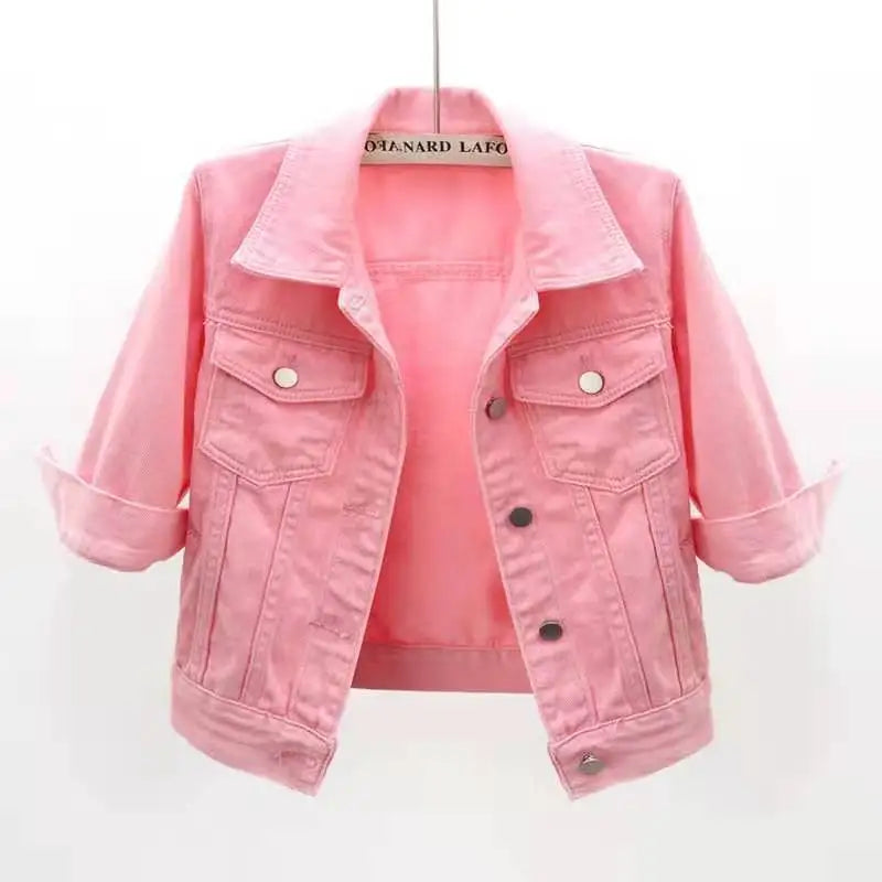 Kurze Jeansjacke in Pastellfarben – locker geschnitten, lässig und ideal für stylische Übergangslooks.