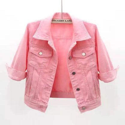 Kurze Jeansjacke in Pastellfarben – locker geschnitten, lässig und ideal für stylische Übergangslooks.