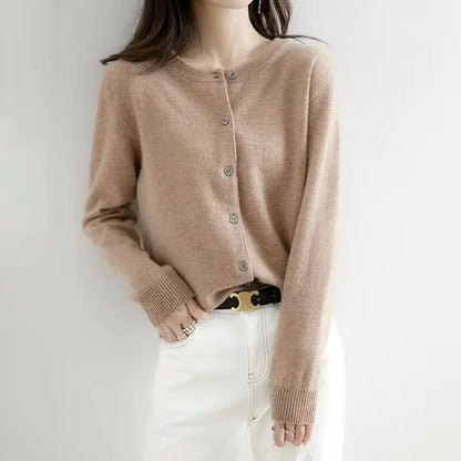 Klassischer Strickcardigan mit Rundhals und Knopfleiste – weich, schlicht und ideal für elegante Alltagslooks.