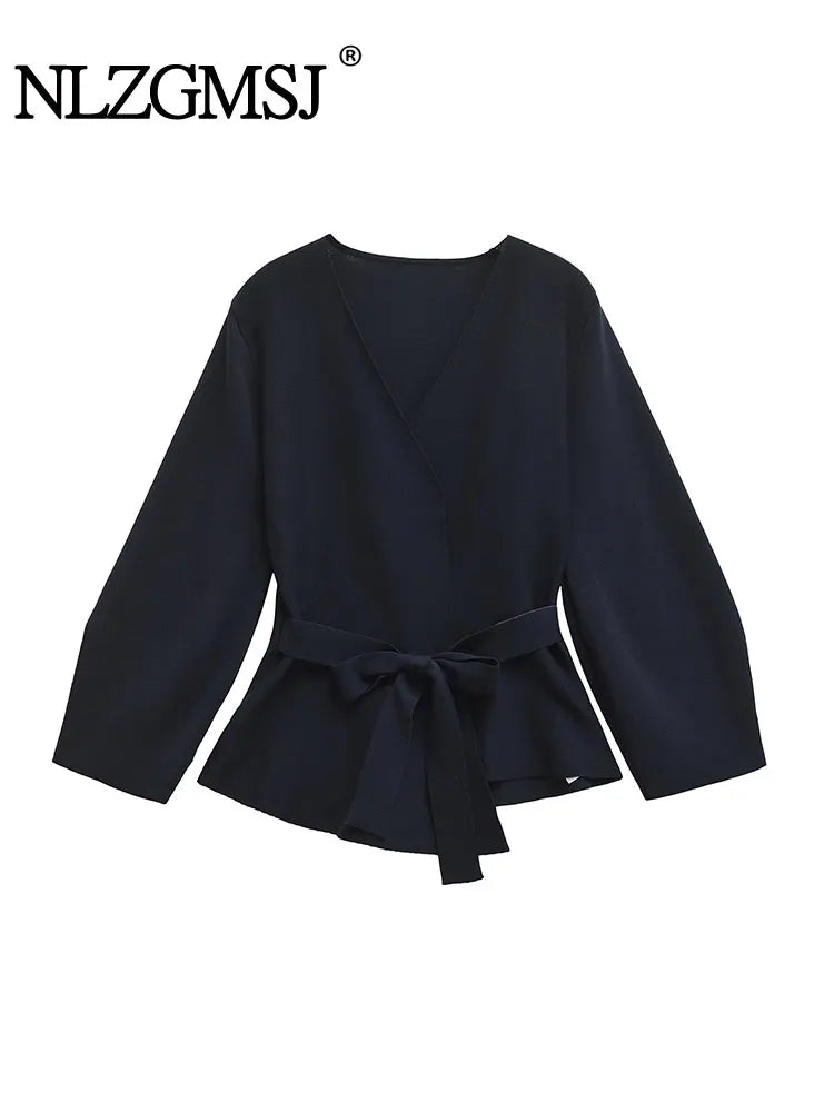 Leichter Strickcardigan mit V-Ausschnitt, Bindegürtel und schmalem Schnitt – ideal für stylische Y2K-Looks im Alltag.