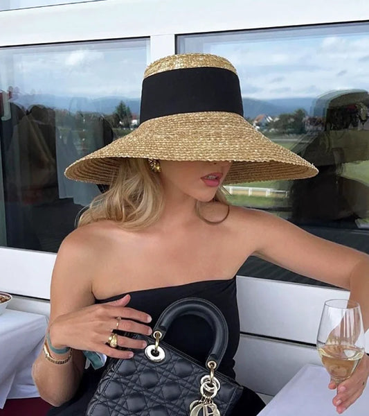 Sommer-Strohhut mit großer Krempe, flacher Krone & Schleifenband – leicht, stilvoll und ideal für Strand, Urlaub oder City-Looks.