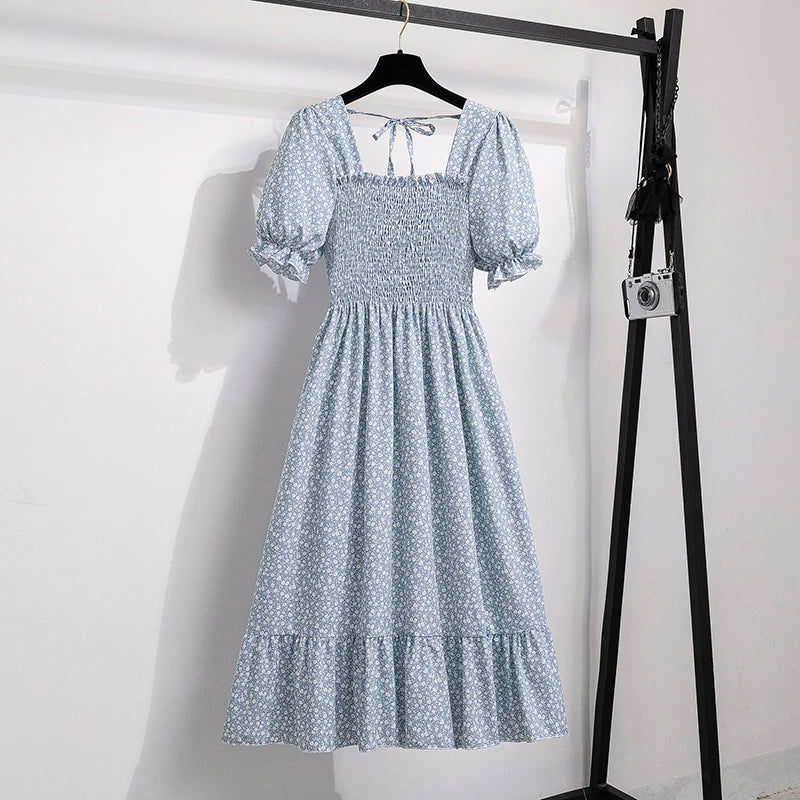Luftiges Chiffonkleid mit elastischer Taille und Falten – kurzärmelig, bequem und perfekt für entspannte Sommerlooks.