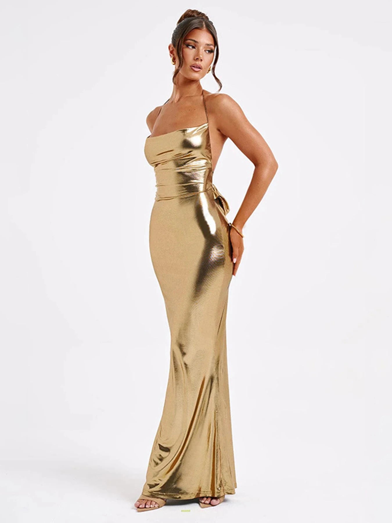 Langes Sommerkleid mit Neckholder und Rückenausschnitt – figurbetont, schulterfrei und perfekt für Club oder stylische Streetwear.