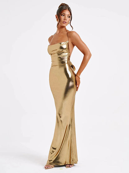 Langes Sommerkleid mit Neckholder und Rückenausschnitt – figurbetont, schulterfrei und perfekt für Club oder stylische Streetwear.
