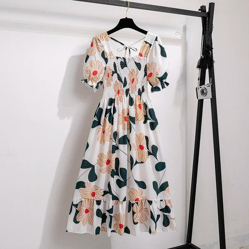 Luftiges Chiffonkleid mit elastischer Taille und Falten – kurzärmelig, bequem und perfekt für entspannte Sommerlooks.