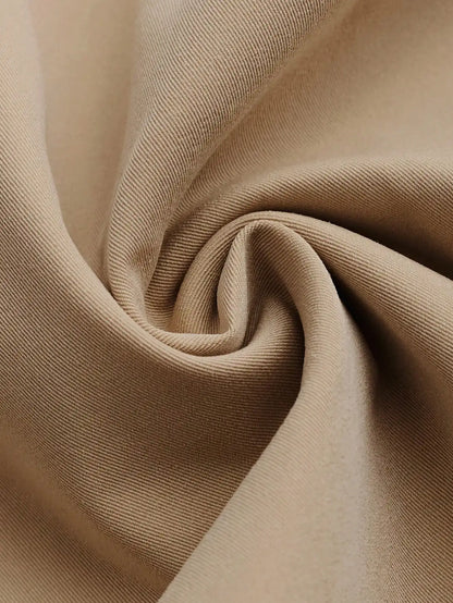 Eleganter Trenchcoat mit Taillengürtel und doppelter Knopfleiste – britischer Stil, figurbetont und perfekt für stilvolle Alltagslooks.