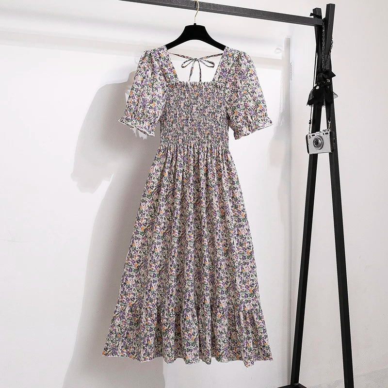 Luftiges Chiffonkleid mit elastischer Taille und Falten – kurzärmelig, bequem und perfekt für entspannte Sommerlooks.