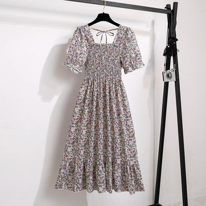 Luftiges Chiffonkleid mit elastischer Taille und Falten – kurzärmelig, bequem und perfekt für entspannte Sommerlooks.