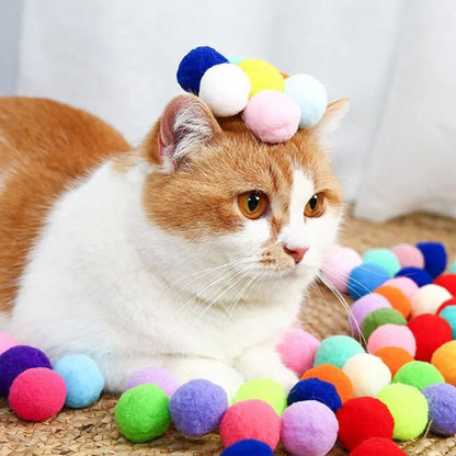 Katzenspielzeug mit Plüschball-Shooter – schießt Mini-Pompoms für interaktiven Spielspaß, ideal zur Beschäftigung von Wohnungskatzen.