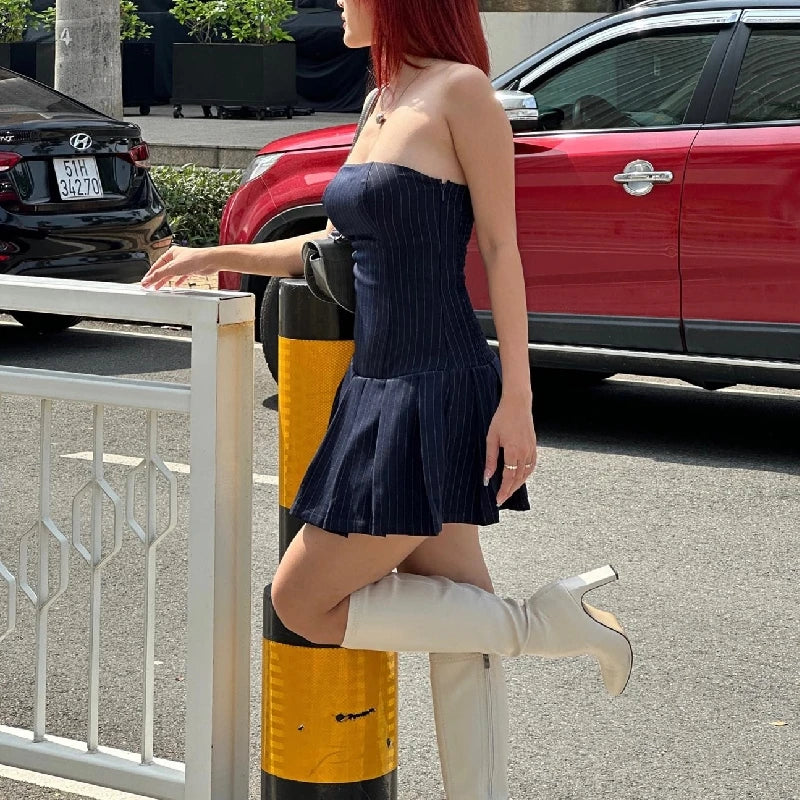 Ärmelloses A-Linien-Kleid im Y2K-Stil mit schrägem Ausschnitt und Falten – schmal geschnitten, leicht und perfekt für elegante Sommerlooks.