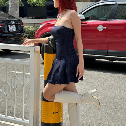 Ärmelloses A-Linien-Kleid im Y2K-Stil mit schrägem Ausschnitt und Falten – schmal geschnitten, leicht und perfekt für elegante Sommerlooks.