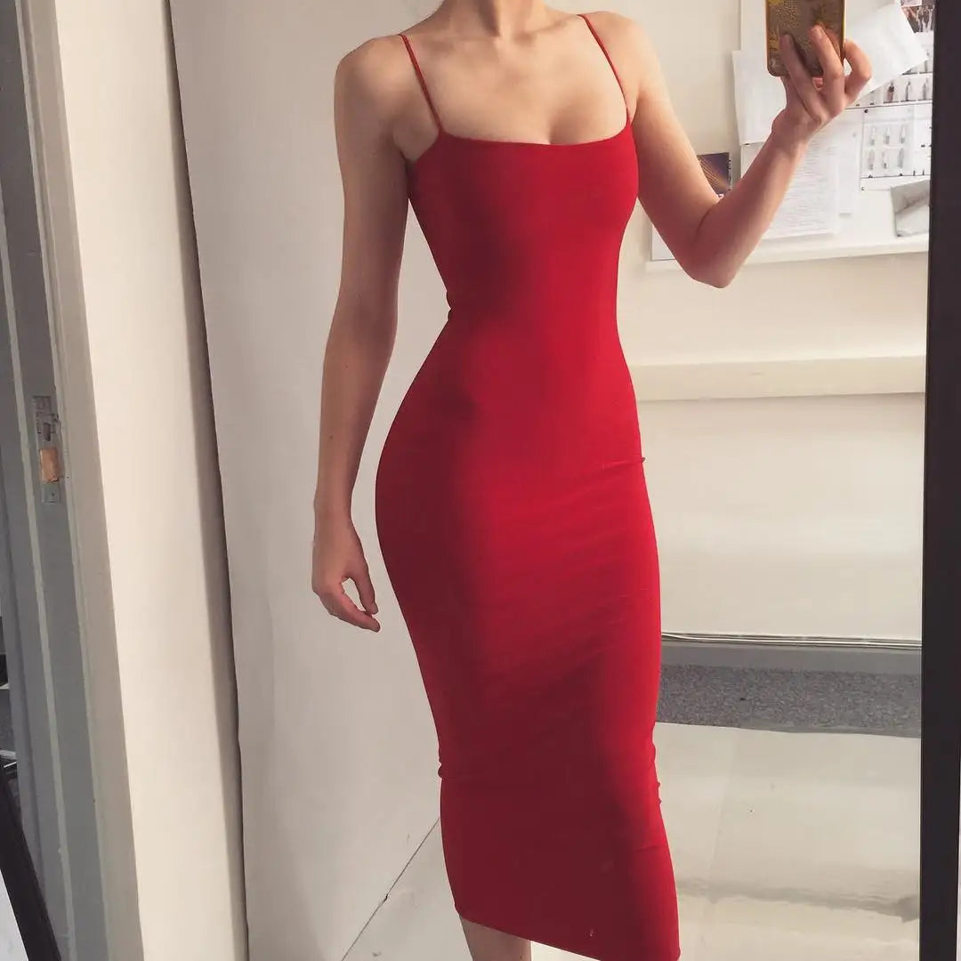 Langes Spaghettiträgerkleid im figurbetonten Schnitt – leicht, sexy und ideal für Clubnächte oder stylische Sommerlooks.