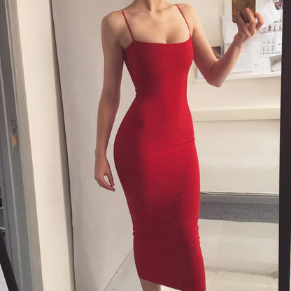 Langes Spaghettiträgerkleid im figurbetonten Schnitt – leicht, sexy und ideal für Clubnächte oder stylische Sommerlooks.