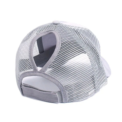 Camouflage Trucker Cap mit Mesh und Zopfloch – verstellbar und luftiger Style für jeden Tag.