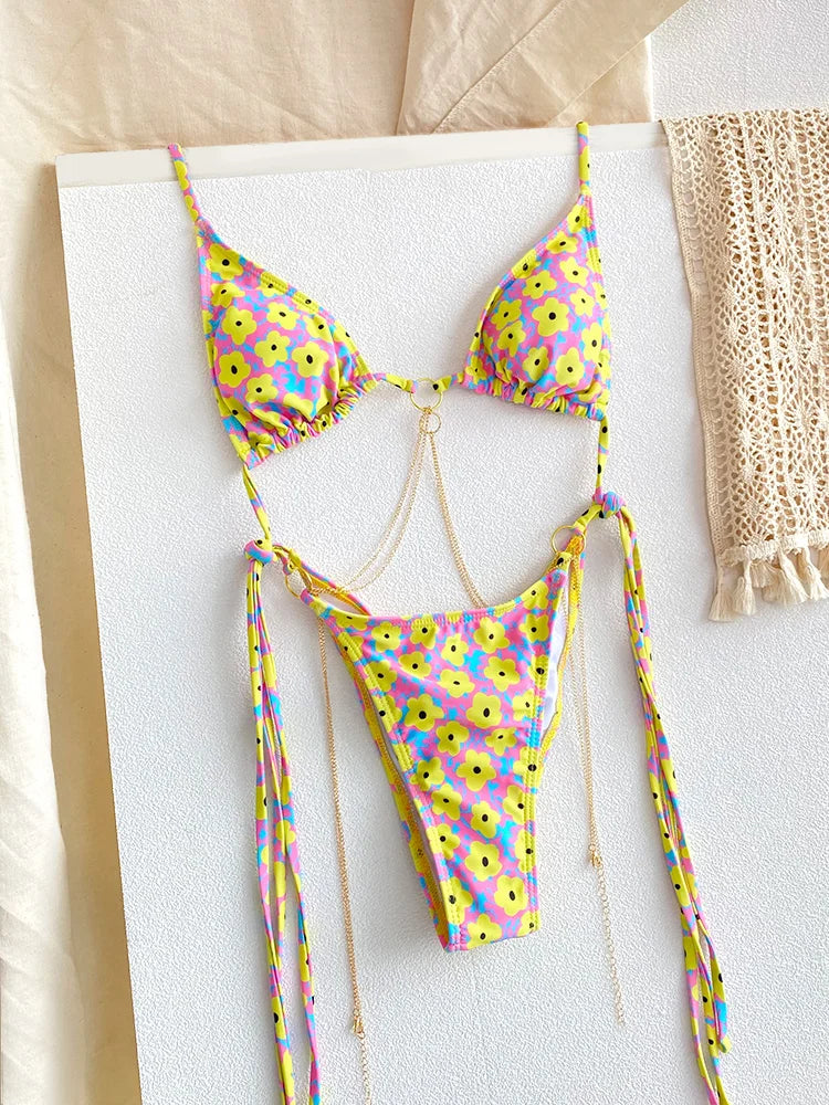 Set di Bikini Triangolo Sexy – Micro-Tanga con Dettagli in Catena e Design a Bandage in Motivi di Tendenza