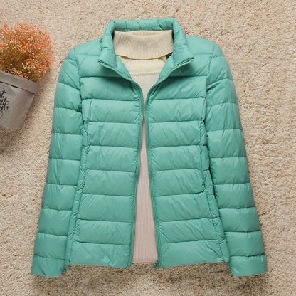 Leichte Daunenjacke mit winddichtem Design – schmal geschnitten, warm und perfekt für kalte Tage mit stylischem Komfort.