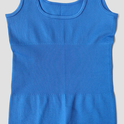 Ärmelloser, gerippter Fitness-Einteiler im Seamless-Design – bequem, figurbetont und ideal für Yoga, Workout oder Gym.