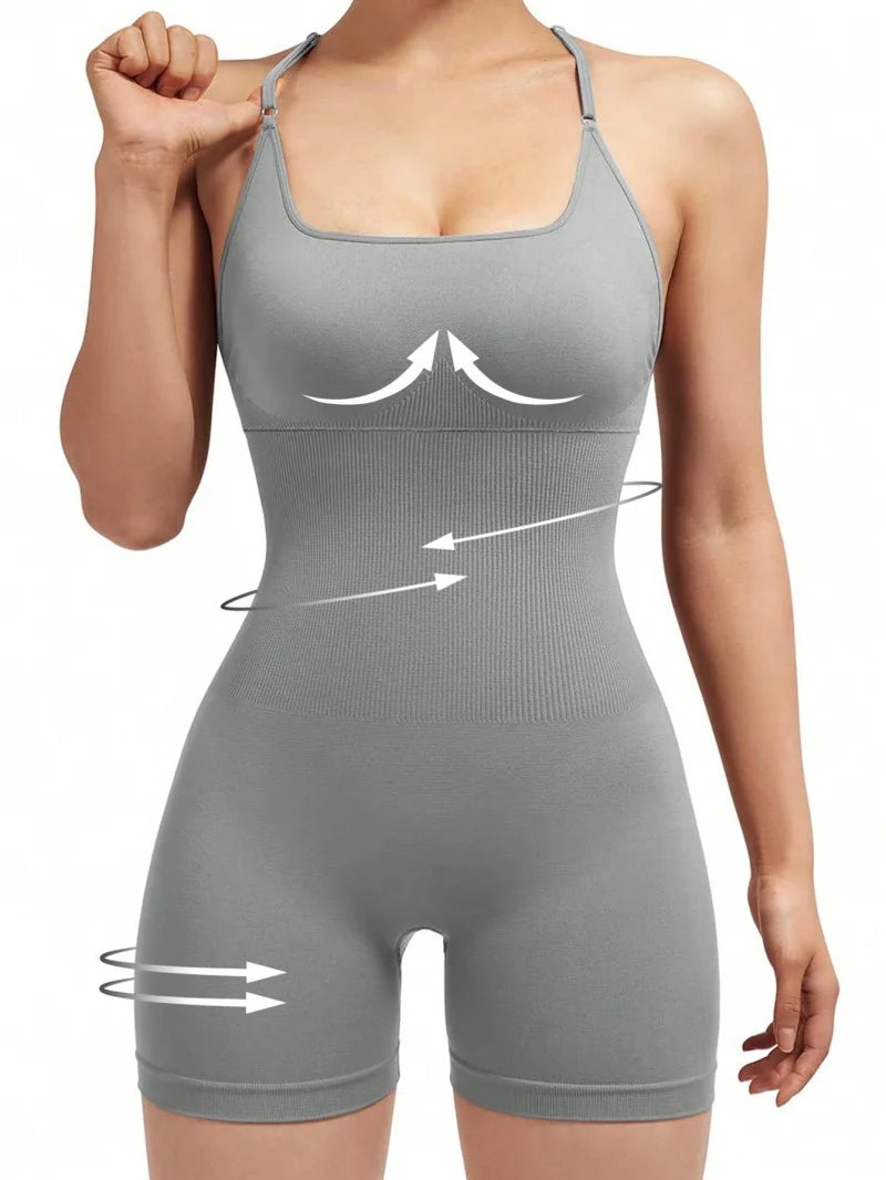 Rückenfreier Fitness-Jumpsuit mit verstellbaren Trägern und Scrunch-Shorts – figurbetont, flexibel und ideal für Workout oder Yoga.