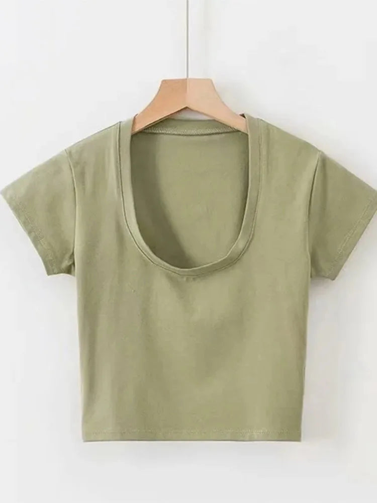 Kurzärmeliges Crop-Top mit U-Ausschnitt und tailliertem Schnitt – schlicht, figurbetont und perfekt für lässige Streetwear-Outfits.