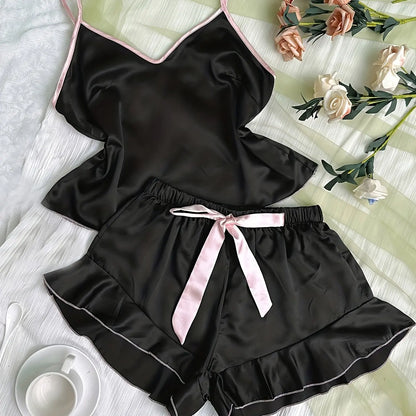Satin-Pyjama-Set mit V-Ausschnitt, Rüschen und Schleifen-Shorts – schlicht, luftig und ideal für gemütliche Nächte zu Hause.