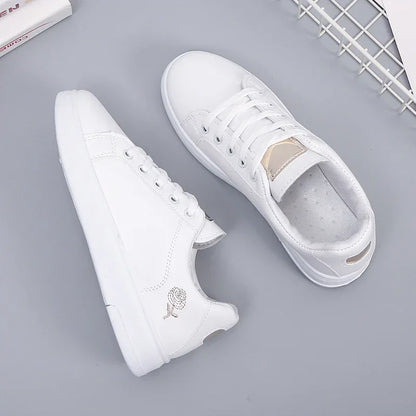 Modische Damen-Sneaker aus PU-Leder mit Blumenstickerei – atmungsaktiv, bequem und ideal für stylische Alltagslooks 2024.