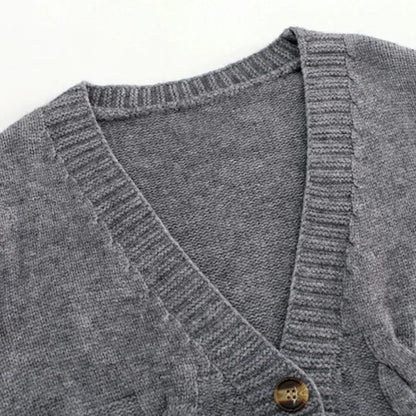 Cropped Strickcardigan mit V-Ausschnitt und Zopfmuster – warm, stylisch und perfekt für lässige Herbst- und Winterlooks.
