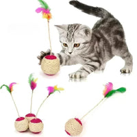 Katzenspielzeug mit Sisal-Kratzball und Feder – ideal zur Krallenpflege und spielerischen Beschäftigung von Kitten und ausgewachsenen Katzen.