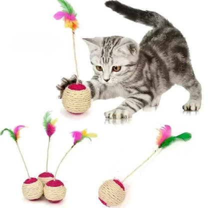 Katzenspielzeug mit Sisal-Kratzball und Feder – ideal zur Krallenpflege und spielerischen Beschäftigung von Kitten und ausgewachsenen Katzen.