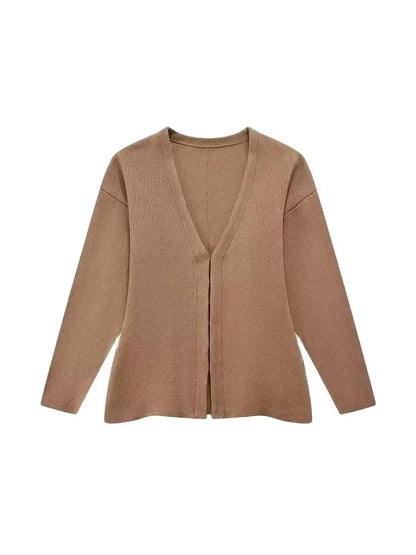 Taillierter Strick-Cardigan mit Hakenverschluss, V-Ausschnitt und Seitenschlitzen – figurbetont, modern und ideal für stylische Alltags-Outfits.