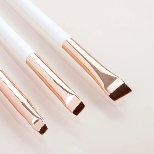 3-teiliges Pinselset mit abgeschrägten Kanten – ideal für Eyeliner, Brauen und Lidschatten, für präzise Konturen und feine Details.