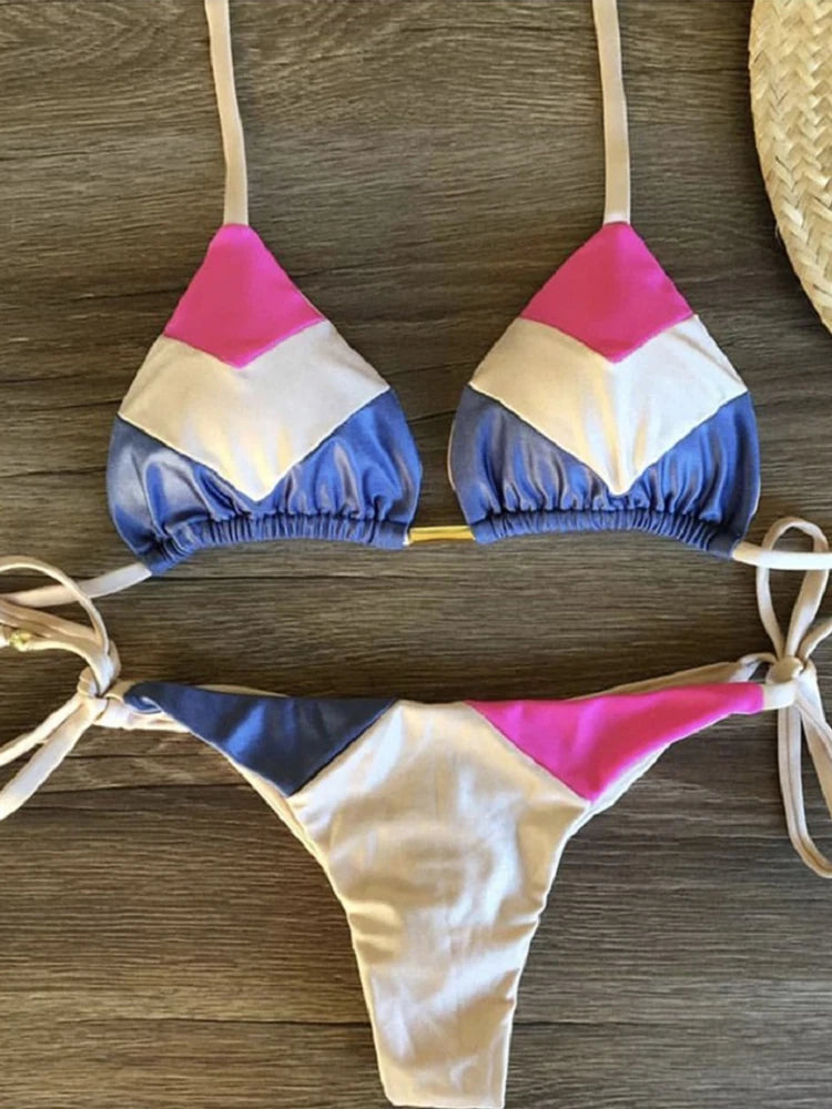 Micro-Bikini – Thong-Design mit tropischem Print und String-Details