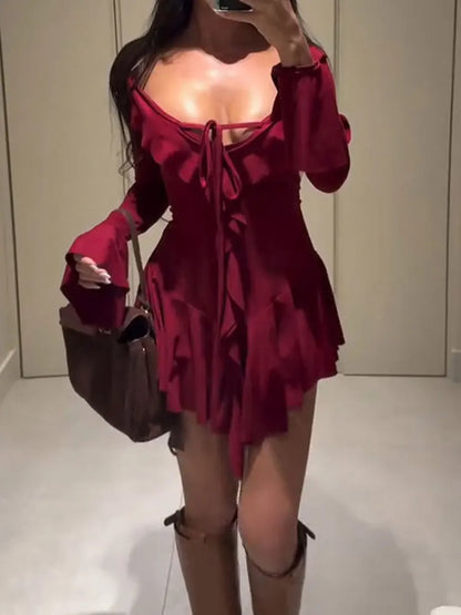 Weißes Mini-Kleid mit Rüschen, Schnürung und V-Ausschnitt – figurbetont, verspielt und ideal für elegante Sommerlooks.