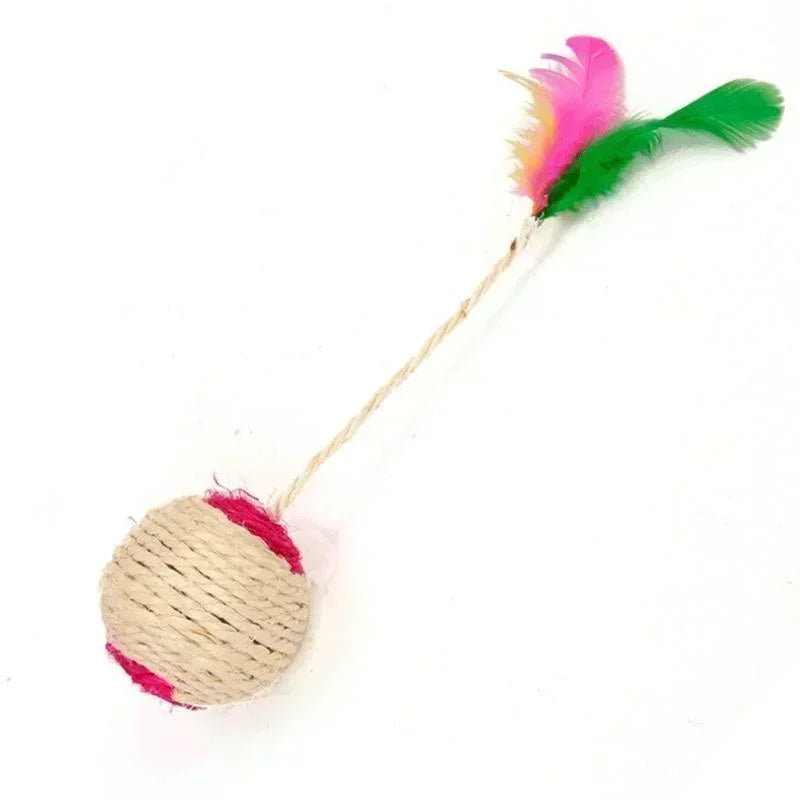 Katzenspielzeug mit Sisal-Kratzball und Feder – ideal zur Krallenpflege und spielerischen Beschäftigung von Kitten und ausgewachsenen Katzen.