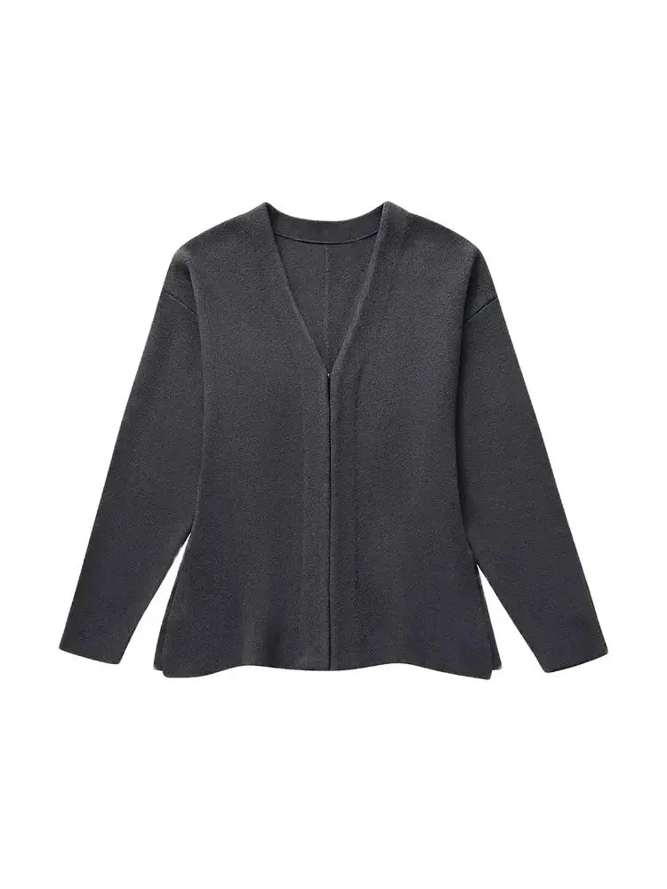 Taillierter Strick-Cardigan mit Hakenverschluss, V-Ausschnitt und Seitenschlitzen – figurbetont, modern und ideal für stylische Alltags-Outfits.