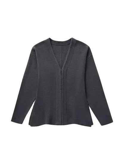 Taillierter Strick-Cardigan mit Hakenverschluss, V-Ausschnitt und Seitenschlitzen – figurbetont, modern und ideal für stylische Alltags-Outfits.