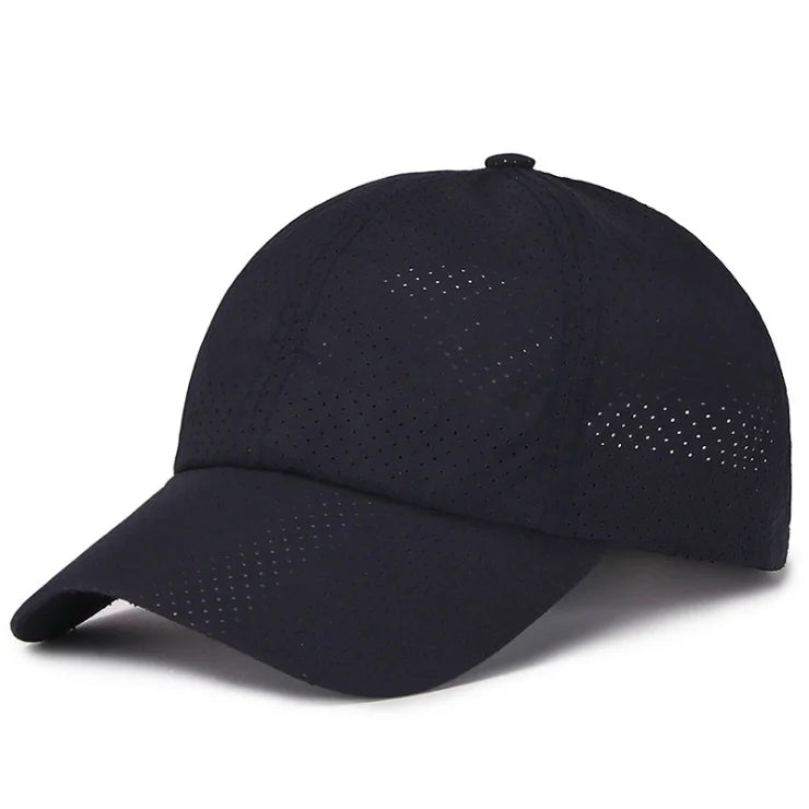 Leichte Mesh-Snapback Cap – schnell trocknend, atmungsaktiv und verstellbar für draußen.