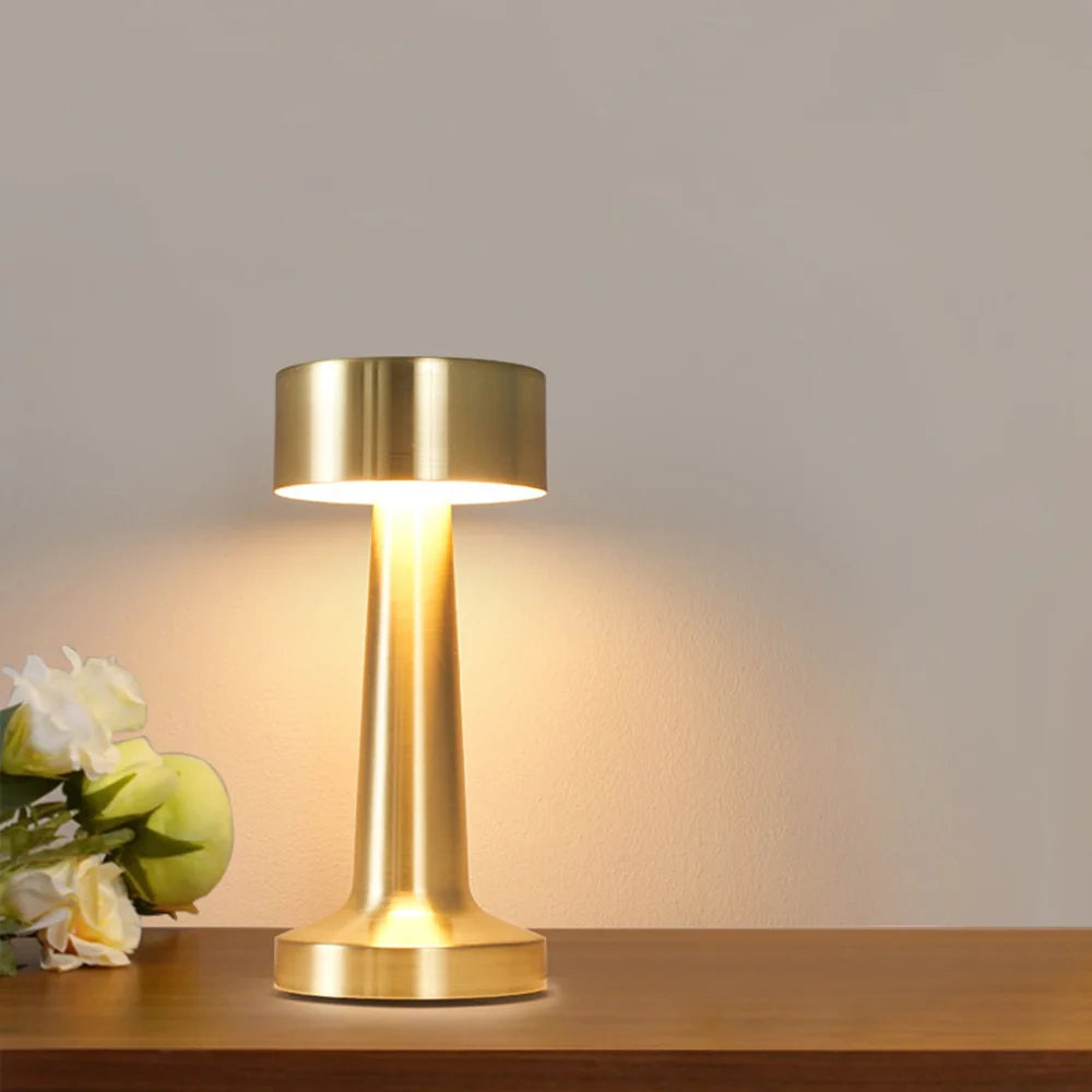 Retro Metall-Tischlampe mit Touch-Funktion – LED-Licht, USB-aufladbar und ideal als Deko für Tisch oder Raum.