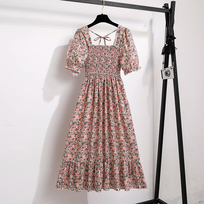 Luftiges Chiffonkleid mit elastischer Taille und Falten – kurzärmelig, bequem und perfekt für entspannte Sommerlooks.