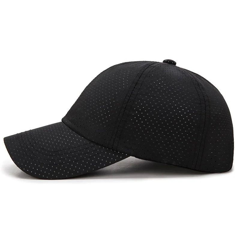 Leichte Mesh-Snapback Cap – schnell trocknend, atmungsaktiv und verstellbar für draußen.