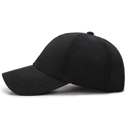 Leichte Mesh-Snapback Cap – schnell trocknend, atmungsaktiv und verstellbar für draußen.