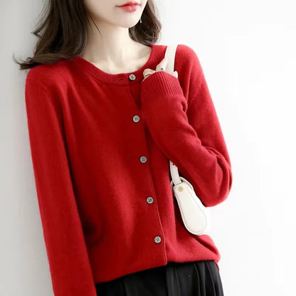Klassischer Strickcardigan mit Rundhals und Knopfleiste – weich, schlicht und ideal für elegante Alltagslooks.