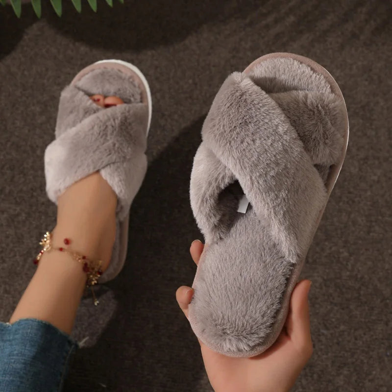 Flauschige Hausschuhe – leicht, warm und superweich, ideal für gemütliche Stunden zu Hause.