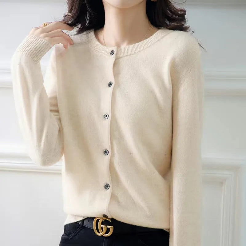 Klassischer Strickcardigan mit Rundhals und Knopfleiste – weich, schlicht und ideal für elegante Alltagslooks.
