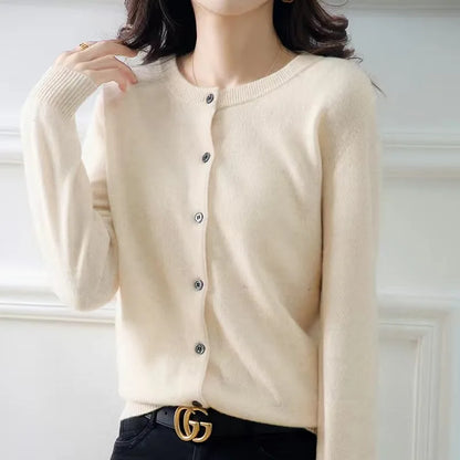 Klassischer Strickcardigan mit Rundhals und Knopfleiste – weich, schlicht und ideal für elegante Alltagslooks.