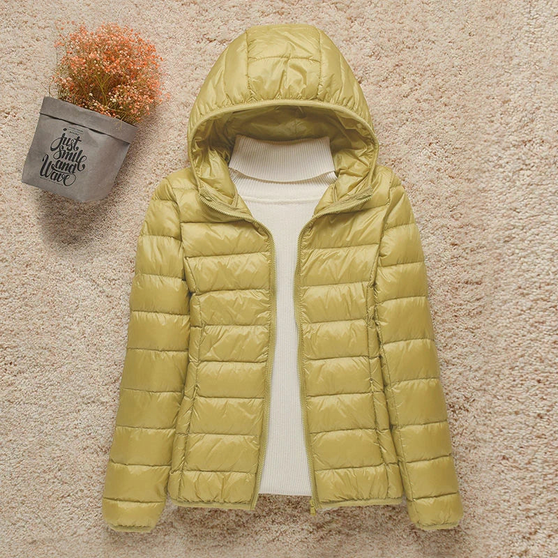 Leichte Daunenjacke mit winddichtem Design – schmal geschnitten, warm und perfekt für kalte Tage mit stylischem Komfort.