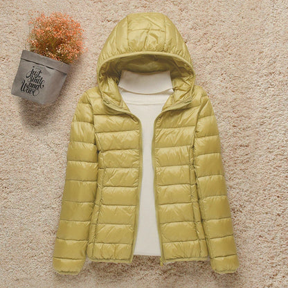 Leichte Daunenjacke mit winddichtem Design – schmal geschnitten, warm und perfekt für kalte Tage mit stylischem Komfort.