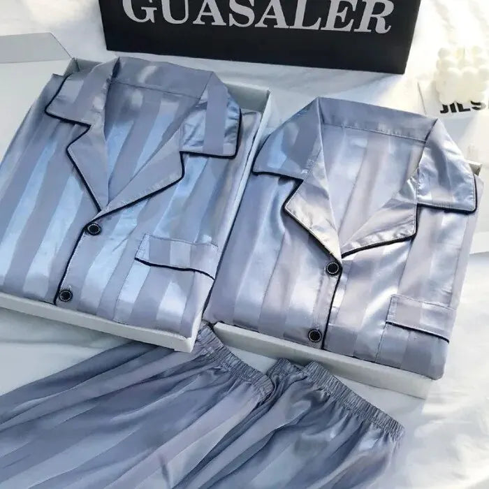 Elegantes Satin-Loungewear-Set in Plus Size mit Streifen, Knopfleiste und langer Hose – weich, stilvoll und ideal für entspannte Stunden.