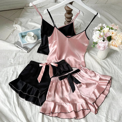 Satin-Pyjama-Set mit V-Ausschnitt, Rüschen und Schleifen-Shorts – schlicht, luftig und ideal für gemütliche Nächte zu Hause.